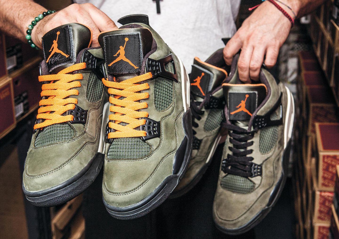 Bildband: Andre Ljustina gehört zu den bekanntesten Sammlern und Resellern in Los Angeles. In seiner Kollektion befinden sich unter anderem die Nike Air Jordan 4 "Undefeated" aus dem Jahr 2005. Angefangen hat alles mit einem Paar Nike SB Dunks Low "Paris", die er 2003 für 1200 Dollar auf eBay anbot. Niemand glaubte, dass Ljustina die Schuhe zu diesem Preis würde verkaufen können – doch der Hype um die SB-Kollektion war so groß, dass sie binnen einer Stunde weg waren. Inzwischen betreibt Ljustina den Onlineshop "Project Blitz" und zählt Superstars wie Beyoncé, Jay-Z, Drake und Travis Scott zu seinen Kunden. Andre Ljustina gehört zu den bekanntesten Sammlern und Resellern in Los Angeles. In seiner Kollektion befinden sich unter anderem die Nike Air Jordan 4 "Undefeated" aus dem Jahr 2005. Angefangen hat alles mit einem Paar Nike SB Dunks Low "Paris", die er 2003 für 1200 Dollar auf eBay anbot. Niemand glaubte, dass Ljustina die Schuhe zu diesem Preis würde verkaufen können – doch der Hype um die SB-Kollektion war so groß, dass sie binnen einer Stunde weg waren. Inzwischen betreibt Ljustina den Onlineshop "Project Blitz" und zählt Superstars wie Beyoncé, Jay-Z, Drake und Travis Scott zu seinen Kunden.
