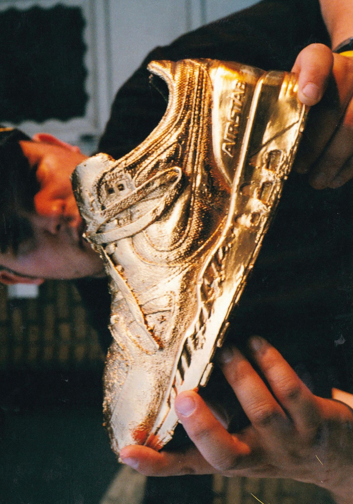 Bildband: Die Leidenschaft für Sneaker wurde bei Tommy Rebel in den Achtzigern geweckt, in den Neunzigern reiste der Amerikaner durchs Land und baute sich eine gigantische Sammlung auf. Inzwischen hat Rebel viele Schuhe wieder verkauft – geblieben ist ein mit 24 Karat vergoldetes Modell des Nike Air Stab. Das heutige Sneaker-Geschäft sieht Rebel kritisch. "Man kann nicht mehr einfach in einen Laden gehen und das kaufen, was man möchte. Jetzt muss man online gegen einen Bot antreten oder an einer Verlosung teilnehmen. Warum muss ich an einer Verlosung für einen Schuh teilnehmen? Das ist lächerlich", sagt er. Die Leidenschaft für Sneaker wurde bei Tommy Rebel in den Achtzigern geweckt, in den Neunzigern reiste der Amerikaner durchs Land und baute sich eine gigantische Sammlung auf. Inzwischen hat Rebel viele Schuhe wieder verkauft – geblieben ist ein mit 24 Karat vergoldetes Modell des Nike Air Stab. Das heutige Sneaker-Geschäft sieht Rebel kritisch. "Man kann nicht mehr einfach in einen Laden gehen und das kaufen, was man möchte. Jetzt muss man online gegen einen Bot antreten oder an einer Verlosung teilnehmen. Warum muss ich an einer Verlosung für einen Schuh teilnehmen? Das ist lächerlich", sagt er.