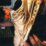 Die Leidenschaft für Sneaker wurde bei Tommy Rebel in den Achtzigern geweckt, in den Neunzigern reiste der Amerikaner durchs Land und baute sich eine gigantische Sammlung auf. Inzwischen hat Rebel viele Schuhe wieder verkauft – geblieben ist ein mit 24 Karat vergoldetes Modell des Nike Air Stab. Das heutige Sneaker-Geschäft sieht Rebel kritisch. "Man kann nicht mehr einfach in einen Laden gehen und das kaufen, was man möchte. Jetzt muss man online gegen einen Bot antreten oder an einer Verlosung teilnehmen. Warum muss ich an einer Verlosung für einen Schuh teilnehmen? Das ist lächerlich", sagt er.