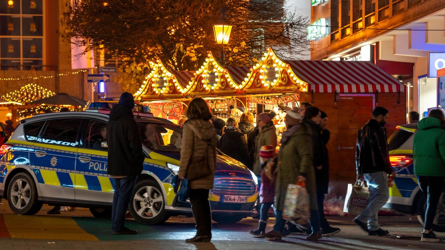 Polizeistreife an einem Weihnachtsmarkt (Symbolbild).