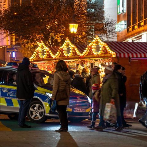 Polizeistreife an einem Weihnachtsmarkt (Symbolbild).