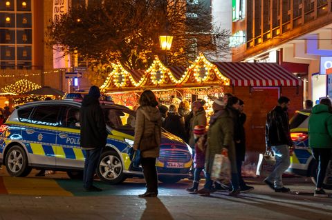 Polizeistreife an einem Weihnachtsmarkt (Symbolbild).