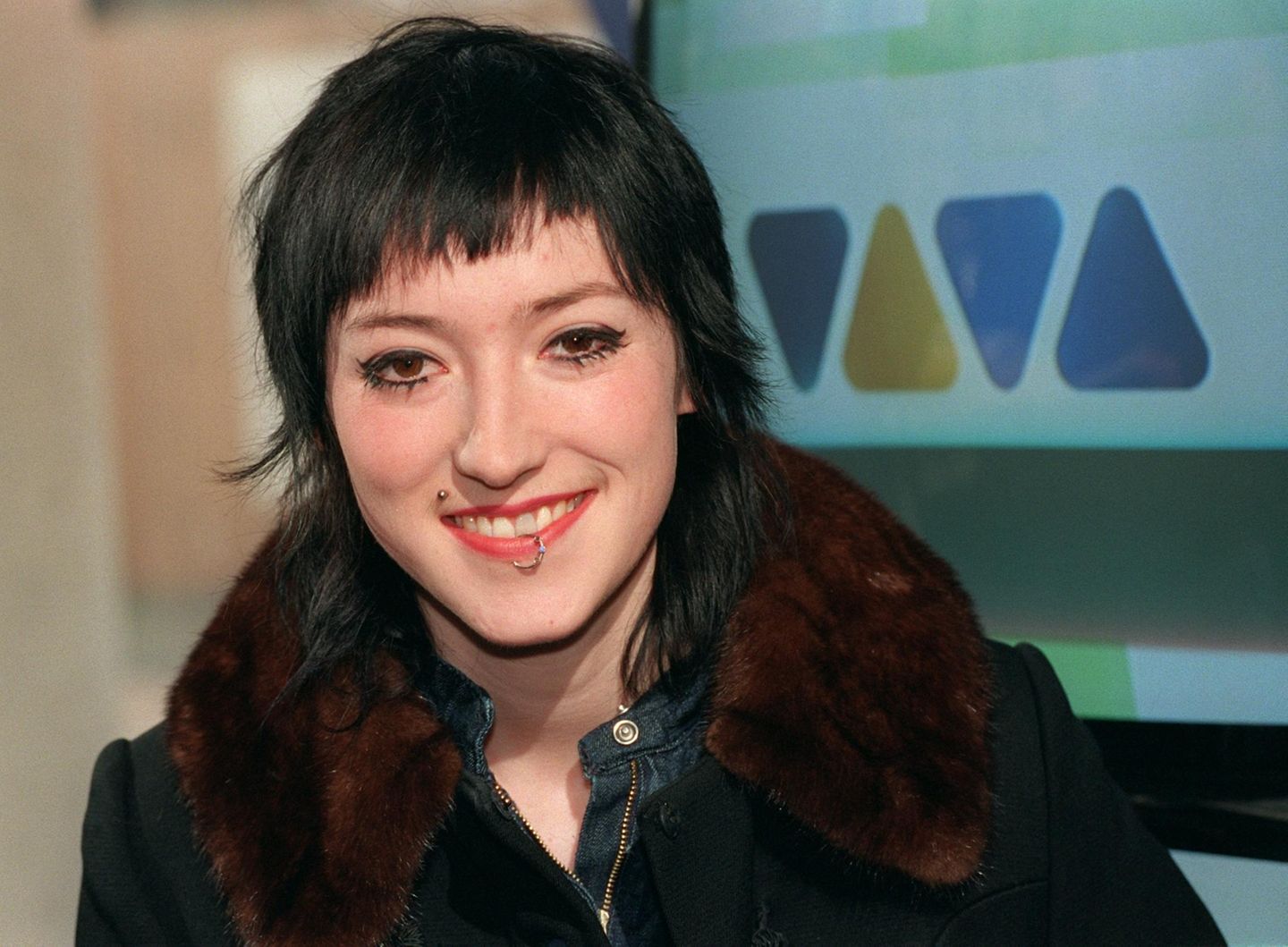 Musiksender: Aufgrund des großen Erfolges von Viva eröffnete Gorny nur zwei Jahre nach dem Start einen zweiten Kanal, Viva II. Größter Star war Charlotte Roche, die mit ihrer unkonventionellen Art begeisterte und überraschende Interviews führte. Ihre weitere Moderationskarriere verlief eher glücklos. Ihr Engagement in der Talkshow "3 nach 9" wurde nach wenigen Monaten beendet, und auch ihre Zusammenarbeit mit Jan Böhmermann in "Roche & Böhmermann" bei ZDFkultur wurde nach einem Jahr eingestellt. Dafür feierte Roche große Erfolge als Autorin. Das 2008 erschienene "Feuchtgebiete" ist mit 1,3 Millionen verkauften Exemplaren eines der erfolgreichsten deutschen Bücher dieses Jahrtausends. Aufgrund des großen Erfolges von Viva eröffnete Gorny nur zwei Jahre nach dem Start einen zweiten Kanal, Viva II. Größter Star war Charlotte Roche, die mit ihrer unkonventionellen Art begeisterte und überraschende Interviews führte. Ihre weitere Moderationskarriere verlief eher glücklos. Ihr Engagement in der Talkshow "3 nach 9" wurde nach wenigen Monaten beendet, und auch ihre Zusammenarbeit mit Jan Böhmermann in "Roche & Böhmermann" bei ZDFkultur wurde nach einem Jahr eingestellt. Dafür feierte Roche große Erfolge als Autorin. Das 2008 erschienene "Feuchtgebiete" ist mit 1,3 Millionen verkauften Exemplaren eines der erfolgreichsten deutschen Bücher dieses Jahrtausends.