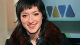 Aufgrund des großen Erfolges von Viva eröffnete Gorny nur zwei Jahre nach dem Start einen zweiten Kanal, Viva II. Größter Star war Charlotte Roche, die mit ihrer unkonventionellen Art begeisterte und überraschende Interviews führte. Ihre weitere Moderationskarriere verlief eher glücklos. Ihr Engagement in der Talkshow "3 nach 9" wurde nach wenigen Monaten beendet, und auch ihre Zusammenarbeit mit Jan Böhmermann in "Roche & Böhmermann" bei ZDFkultur wurde nach einem Jahr eingestellt. Dafür feierte Roche große Erfolge als Autorin. Das 2008 erschienene "Feuchtgebiete" ist mit 1,3 Millionen verkauften Exemplaren eines der erfolgreichsten deutschen Bücher dieses Jahrtausends.