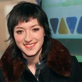 Aufgrund des großen Erfolges von Viva eröffnete Gorny nur zwei Jahre nach dem Start einen zweiten Kanal, Viva II. Größter Star war Charlotte Roche, die mit ihrer unkonventionellen Art begeisterte und überraschende Interviews führte. Ihre weitere Moderationskarriere verlief eher glücklos. Ihr Engagement in der Talkshow "3 nach 9" wurde nach wenigen Monaten beendet, und auch ihre Zusammenarbeit mit Jan Böhmermann in "Roche & Böhmermann" bei ZDFkultur wurde nach einem Jahr eingestellt. Dafür feierte Roche große Erfolge als Autorin. Das 2008 erschienene "Feuchtgebiete" ist mit 1,3 Millionen verkauften Exemplaren eines der erfolgreichsten deutschen Bücher dieses Jahrtausends.