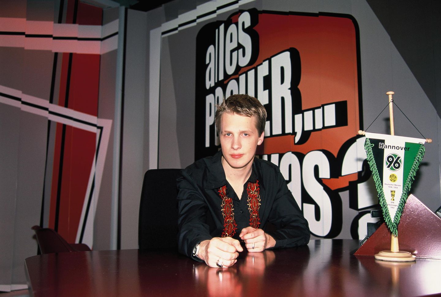 Musiksender: Wie jung und unschuldig er da noch aussieht: Oliver Pocher wurde im September 1999 während einer Sendung des kürzlich verstorbenen Hans Meiser von Viva gecastet. Was zunächst als einwöchige Gastmoderation gedacht war, wurde ein festes Engagement. Pocher erwies sich als großes Talent und ist bis heute im Fernsehen präsent. Zuletzt machte er jedoch mehr mit seiner Ehe Schlagzeilen als mit seinen Leistungen als Moderator. Wie jung und unschuldig er da noch aussieht: Oliver Pocher wurde im September 1999 während einer Sendung des kürzlich verstorbenen Hans Meiser von Viva gecastet. Was zunächst als einwöchige Gastmoderation gedacht war, wurde ein festes Engagement. Pocher erwies sich als großes Talent und ist bis heute im Fernsehen präsent. Zuletzt machte er jedoch mehr mit seiner Ehe Schlagzeilen als mit seinen Leistungen als Moderator.