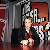 Wie jung und unschuldig er da noch aussieht: Oliver Pocher wurde im September 1999 während einer Sendung des kürzlich verstorbenen Hans Meiser von Viva gecastet. Was zunächst als einwöchige Gastmoderation gedacht war, wurde ein festes Engagement. Pocher erwies sich als großes Talent und ist bis heute im Fernsehen präsent. Zuletzt machte er jedoch mehr mit seiner Ehe Schlagzeilen als mit seinen Leistungen als Moderator.