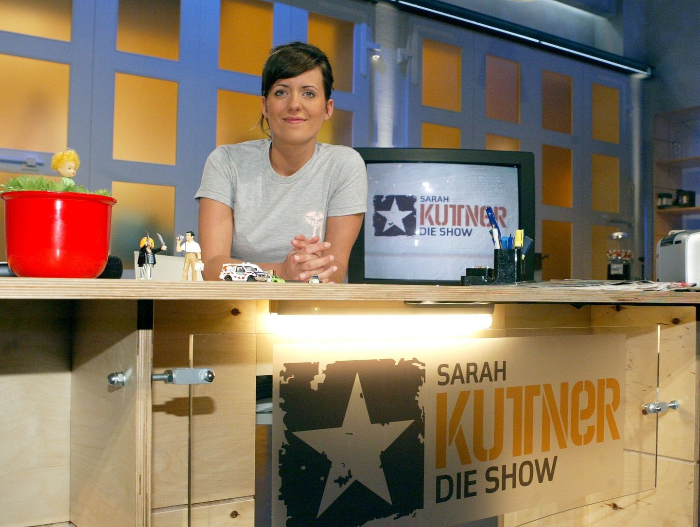 Musiksender: Sie ist heute bekannt als Podcasterin, Moderatorin und Schriftstellerin. Doch auch Sarah Kuttners TV-Karriere begann 2004 bei Viva, wo sie nach kurzer Zeit sogar eine eigene, nach ihr benannte Show bekam. Kuttner arbeitete später auch für MTV, die ARD, ZDFneo, 3Sat und weitere Sender. Sie ist heute bekannt als Podcasterin, Moderatorin und Schriftstellerin. Doch auch Sarah Kuttners TV-Karriere begann 2004 bei Viva, wo sie nach kurzer Zeit sogar eine eigene, nach ihr benannte Show bekam. Kuttner arbeitete später auch für MTV, die ARD, ZDFneo, 3Sat und weitere Sender.