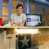Sie ist heute bekannt als Podcasterin, Moderatorin und Schriftstellerin. Doch auch Sarah Kuttners TV-Karriere begann 2004 bei Viva, wo sie nach kurzer Zeit sogar eine eigene, nach ihr benannte Show bekam. Kuttner arbeitete später auch für MTV, die ARD, ZDFneo, 3Sat und weitere Sender. 