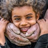 Ein junges Mädchen im Arm ihres Großvaters