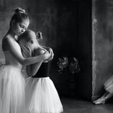 Eine Ballerina tröstet ihre Freundin