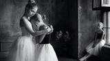 Eine Ballerina tröstet ihre Freundin