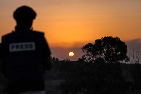Ein Journalist in Israel sieht sich den Sonenuntergang über dem Gazastreifen an. Aus Gaza direkt zu berichten, ist derzeit kaum und nur unter strikten Auflagen möglich. 