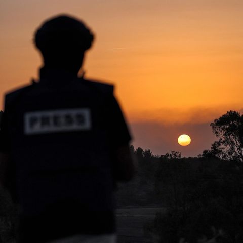 Ein Journalist in Israel sieht sich den Sonenuntergang über dem Gazastreifen an. Aus Gaza direkt zu berichten, ist derzeit kaum und nur unter strikten Auflagen möglich. 