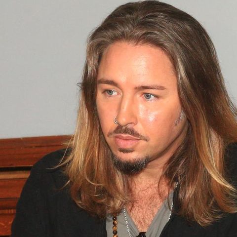 Sänger Gil Ofarim sitzt neben seinem Anwalt im Verhandlungssaal des Leipziger Landgerichts
