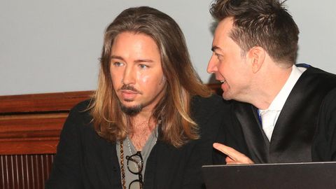 Sänger Gil Ofarim sitzt neben seinem Anwalt im Verhandlungssaal des Leipziger Landgerichts