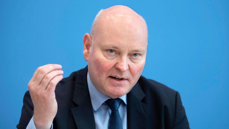 Porträtaufnahme von Achim Truger vor einer blauen Wand