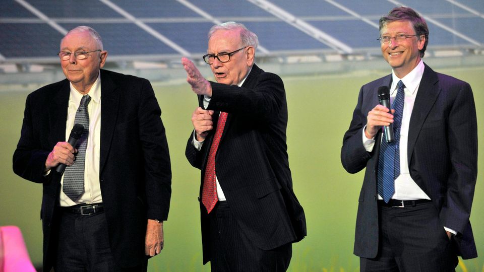 Drei erfolgreiche Milliardäre: Charles Munger, Warren Buffett und Bill Gates (von links) bei einem Auftritt in Peking 2010