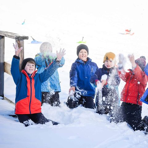 Kinder im Schnee: Will man in einer von Krisen geplagten Welt noch Kinder bekommen?