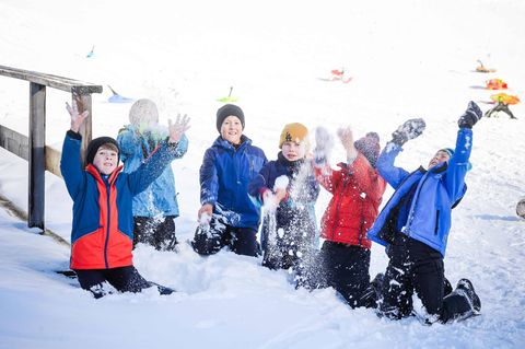 Kinder im Schnee: Will man in einer von Krisen geplagten Welt noch Kinder bekommen?