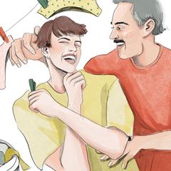 Ein Pärchen lacht und albert beim Wäsche aufhängen