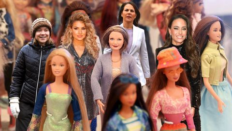 einige Prominente stehen zwischen Barbiepuppen