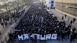Fans des Hamburger SV laufen durch die Hafenstraße zum Millerntor-Stadion