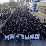 Fans des Hamburger SV laufen durch die Hafenstraße zum Millerntor-Stadion