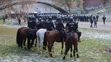 Polizisten auf Pferden beobachten den Fanmarsch der Anhänger des Hamburger SV zum Millerntor-Stadion