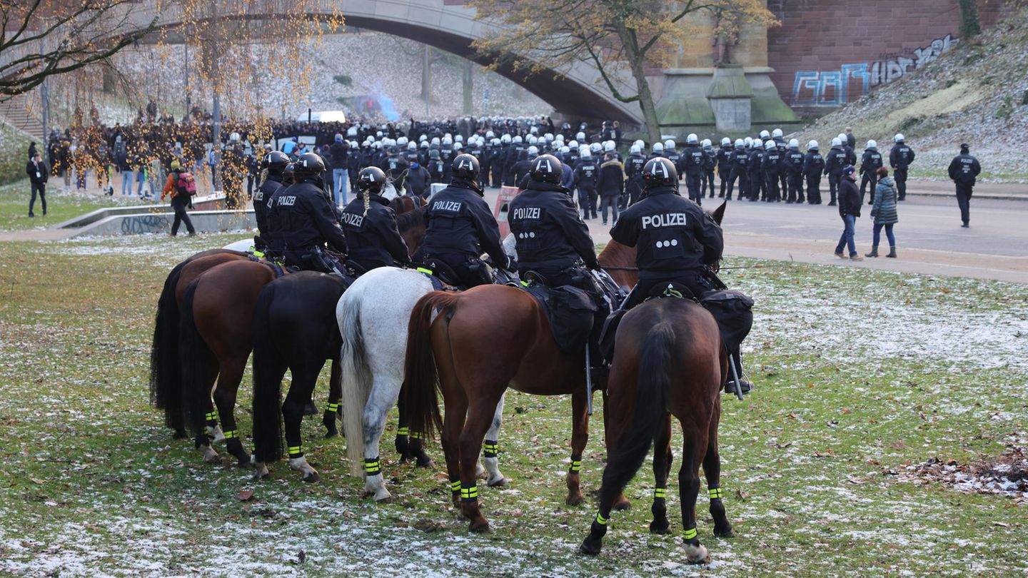 Polizisten auf Pferden beobachten den Fanmarsch der Anhänger des Hamburger SV zum Millerntor-Stadion