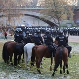 Polizisten auf Pferden beobachten den Fanmarsch der Anhänger des Hamburger SV zum Millerntor-Stadion