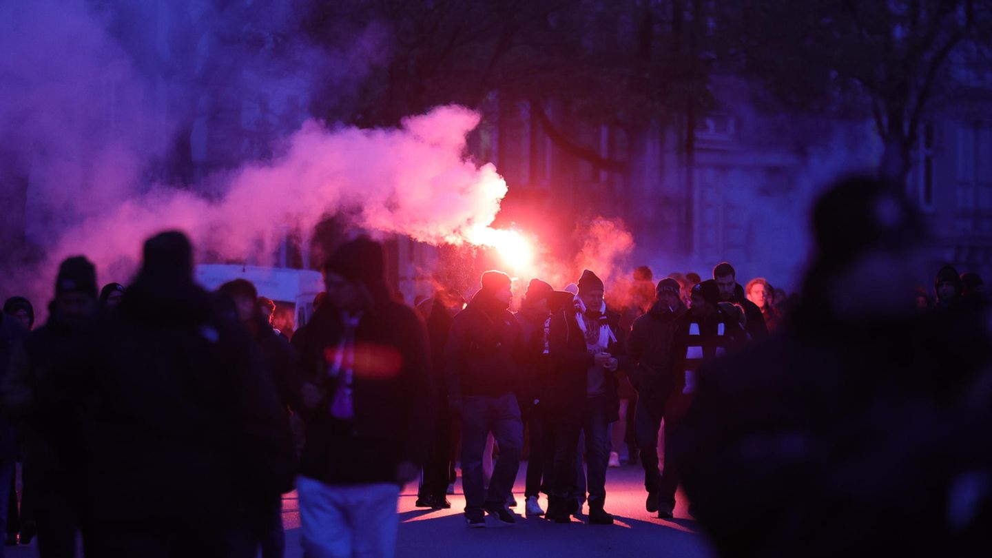 Fans vom FC St. Pauli zünden auf dem Weg zum Millerntor-Stadion Pyrotechnik