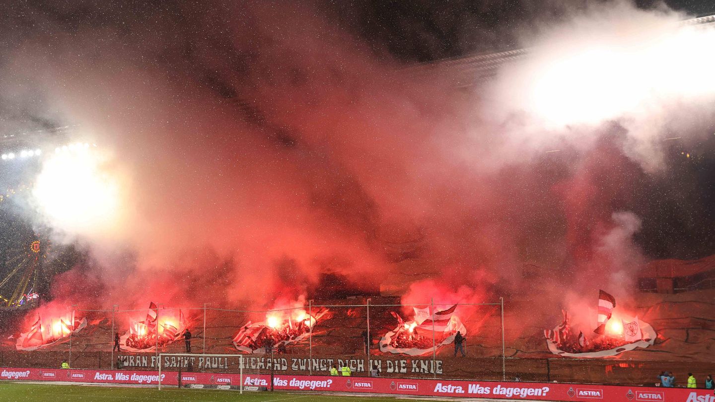 Fans des FC St. Pauli präsentieren eine Choreographie und zünden Pyrotechnik