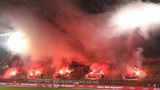 Fans des FC St. Pauli präsentieren eine Choreographie und zünden Pyrotechnik