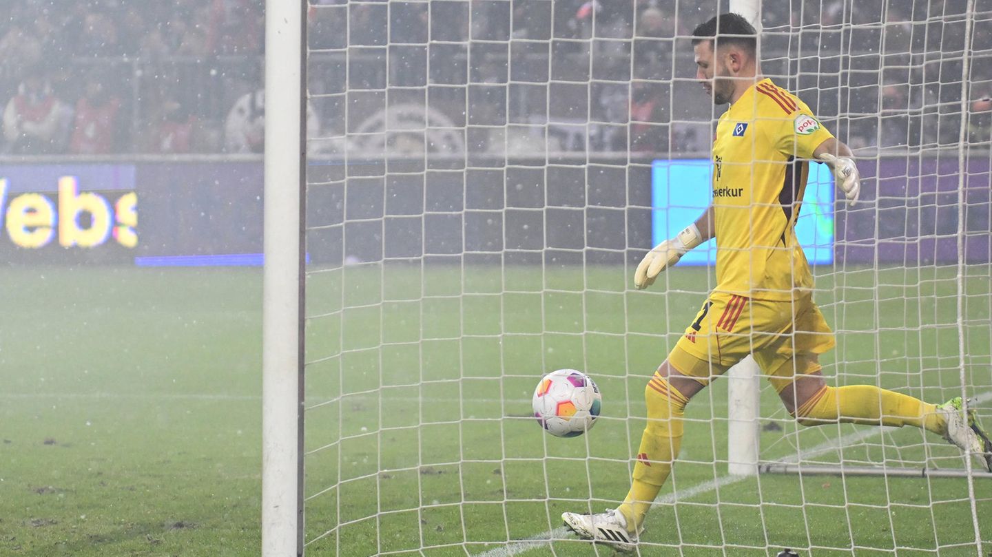 Großer Frust bei HSV-Keeper Heuer Fernandes: Nicht nur muss er erneut einen Ball aus dem eigenen Kasten holen – diesmal hat er ihn auch noch selbst hinein befördert. Kurz vor der Halbzeit steht es 2:0 für St. Pauli...