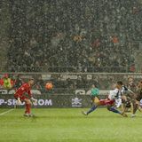 Anschlusstreffer für den HSV: Stürmer Robert Glatzel bringt mit seinem Tor die Hamburger wieder ins Spiel