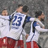 Keine zwei Minuten später legt Immanuel Pherai für die Hamburger nach. Großer Jubel bei den Rothosen