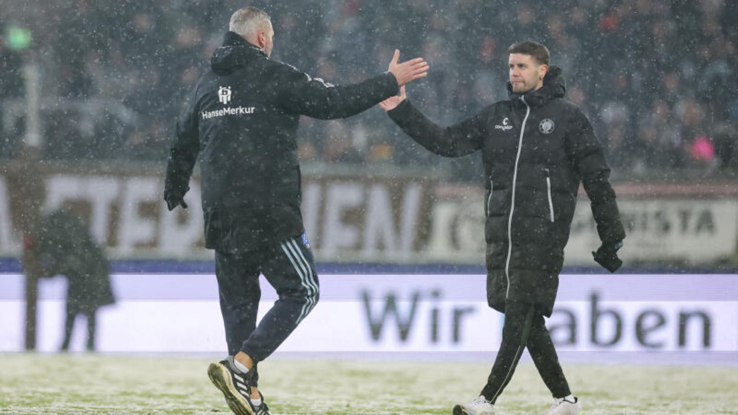 Nach 10 (!) Minuten Nachspielzeit endet das Spektakel im Millerntor in einem Remis. Hier klatschen St. Paulis Trainer Fabian Hürzeler (r.) und HSV-Trainer Tim Walter einander nach dem Abpfiff ab