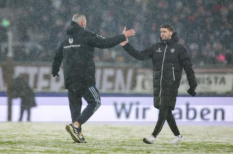 Nach 10 (!) Minuten Nachspielzeit endet das Spektakel im Millerntor in einem Remis. Hier klatschen St. Paulis Trainer Fabian Hürzeler (r.) und HSV-Trainer Tim Walter einander nach dem Abpfiff ab