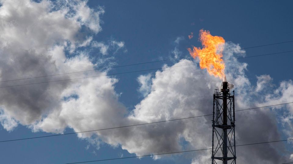Beim Abfackeln von Erdgas im Rahmen der Ölförderung gelangt Methan in die Atmosphäre - das ein vielfaches schädlicher ist als CO₂