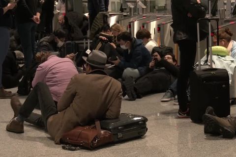 Video: Schnee legt Münchner Flughafen lahm
