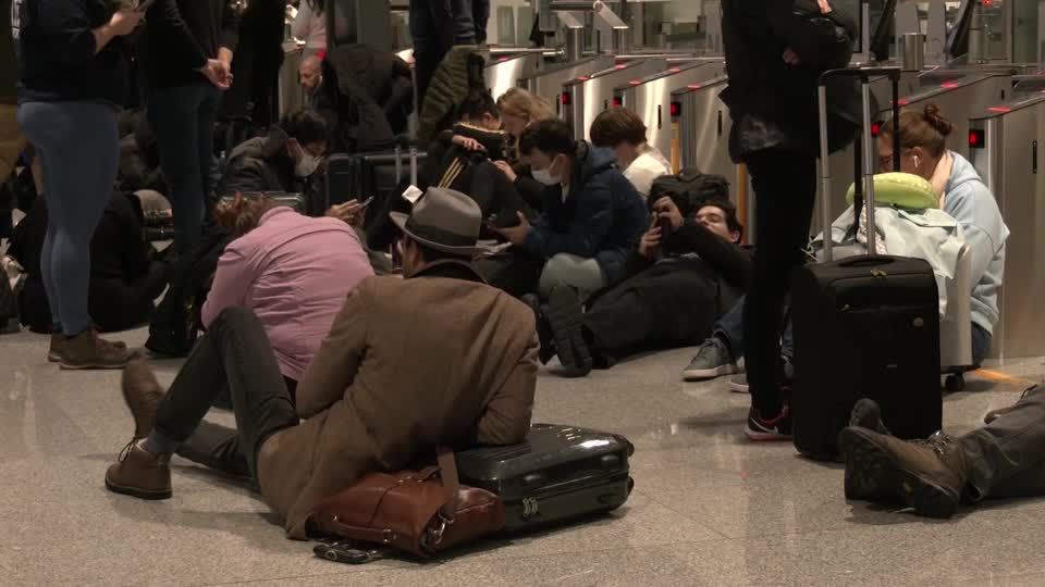 Video: Schnee legt Münchner Flughafen lahm