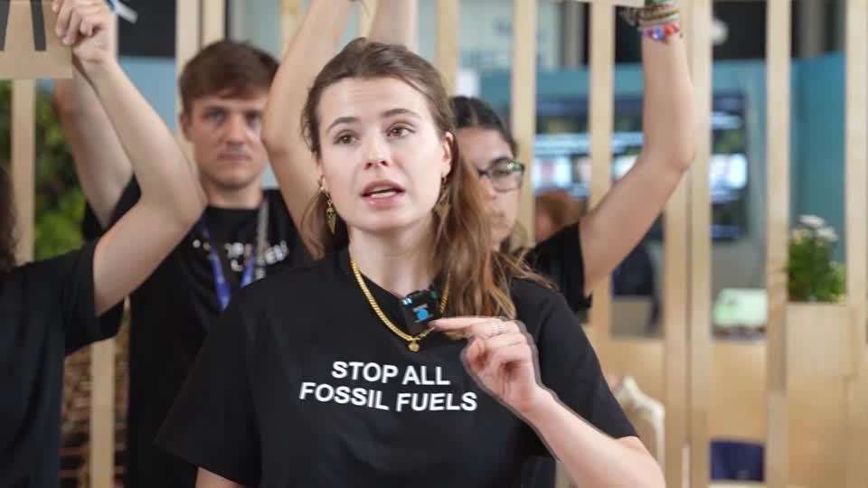 Video: COP28: Klimaaktivistin kritisiert Scholz in Dubai Video: COP28: Klimaaktivistin kritisiert Scholz in Dubai