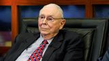 Charlie Munger starb am 28. November im Alter von 99 Jahren. Am 1. Januar wäre er 100 Jahre alt geworden. Munger war Jahrzehnte der engste Vertraute und Weggefährte von Investoren-Legende Warren Buffett (93) und mit ihm zusammen bei Berkshire Hathaway aktiv. Er war Vize-Verwaltungschef und einer der größten Aktionäre. Das machte ihn ebenfalls zu einem Milliardär. Munger und Buffett wuchsen beide in Omaha im US-Bundesstaat Nebraska auf. Munger jobbte in jungen Jahren sogar im Lebensmittel-Geschäft von Buffetts Großvater - aber die beiden Männer trafen sich zum ersten Mal erst 1959. Buffett sagte später, dass Munger seinen Ansatz als Investor verändert habe. Ursprünglich sei er nur auf der Suche nach Schnäppchen gewesen - "ordentlichen Unternehmen zum wunderbaren Preis", wie Buffett es formulierte. Munger habe ihn überzeugt, dass wunderbare Unternehmen zum fairen Preis ein viel besseres Geschäft seien. Die neue Sichtweise habe ihn viel reicher gemacht als er es als Schnäppchenjäger je geworden wäre, betonte Buffett. Munger war bereits selbst ein erfolgreicher Investor, bevor er offiziell Berkshire Hathaway beitrat. 
