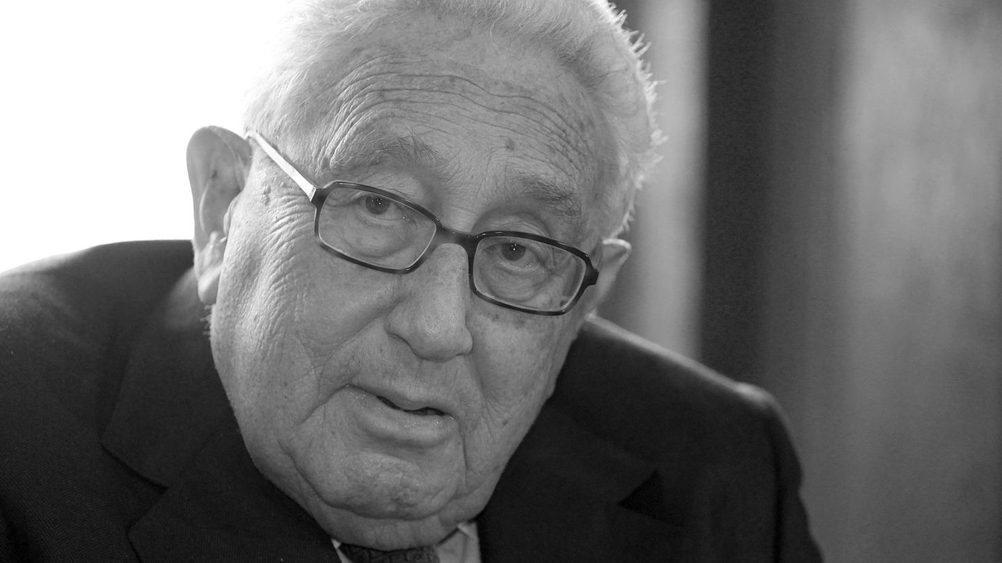 Henry Kissinger Der ehemalige US-Außenminister starb am 30. November im Alter von 100 Jahren in seinem Zuhause im Bundesstaat Connecticut. Der Deutschamerikaner und Friedensnobelpreisträger war eine schillernde Figur der US-Politik, seine Spezialität war die Geheimdiplomatie. Heinz Alfred Kissinger wurde 1923 in Franken geboren. Er war 15 Jahre alt, als seine jüdischen Eltern mit ihm nach New York flüchteten. Nach Schule und Militärzeit studierte Kissinger in Harvard; später lehrte er dort. 1969 berief ihn der damalige Präsident Richard Nixon zum Sicherheitsberater, später zum Außenminister. Ein bedeutender Meilenstein in seiner Karrie war die Vorbereitung der Reise Nixons nach China. Kissinger handelte zudem Abrüstungsverträge und Friedensabkommen aus und wurde zum Medienstar. Kritiker hingegen sehen in dem Außenpolitiker einen reinen Machtpolitiker. Mehr als fragwürdig ist die Rolle, die er bei der geheimen Bombardierung Kambodschas spielte. Schwer wiegen auch die Vorwürfe wegen seiner Rolle beim Militärputsch 1973 in Chile. Kissinger musste sich auch immer wieder die Frage gefallen lassen, ob er wirklich auf die Beendigung des Vietnam-Kriegs gedrungen und ihn nicht eher, um Nixons Wahlchancen zu steigern, unnötig verlängert hat. Kissinger hat sich auch nach seiner Zeit in Washington weiter in die Weltpolitik eingemischt – beriet etwa den damaligen Präsidenten George W. Bush. Auch im hohen Alter äußerte er sich noch in Interviews und als Redner zu internationalen Themen. Seinen Kritikern kam er dabei keinen Schritt entgegen.