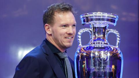 Das Ziel vor Augen: Bundestrainer Julian Nagelsmann neben der EM-Trophäe in der Elphi 