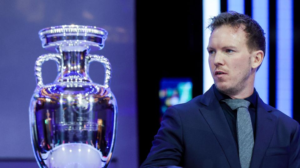 "Das ist eine sehr interessante Gruppe, vor allem das Eröffnungsspiel gegen Schottland. Das ist natürlich emotional, die haben tolle Fans. Ich glaube, das ist ein schöner Auftakt in München. Ungarn und die Schweiz haben einige Bundesligaspieler, auch einige, die ich selbst trainiert habe. Das sind, glaube ich, spannende Duelle. Emotionen wollen wir dann rauslassen, wenn die Spiele beginnen. Nicht vorher zu viel palavern. Wir haben einen Weg zu gehen, den wir gehen wollen. Das ist eine interessante Gruppe, in der wir uns natürlich durchsetzen wollen. Das ist keine Todesgruppe, aber es gibt keine wirklich schlechten Gegner."