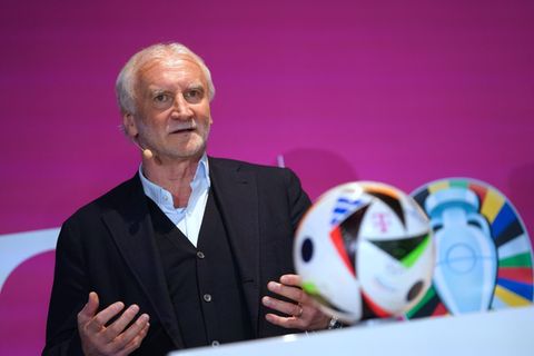 "Ich bin ehrlich: Natürlich gab es eine Konstellation in Topf 3 und 4 mit Holland und Italien, wenn du mit denen in die Gruppe kommst, ist das natürlich eine sogenannte Hammer- oder Todesgruppe, aber das ist uns erspart geblieben. Aber auch die drei, die jetzt bei uns sind, die haben eine richtig gute Qualifikation gespielt. Wir sind nicht in der Situation, dass wir irgendwelche Gegner nicht respektieren oder auf die leichte Schulter nehmen, diese Zeiten sind vorbei."