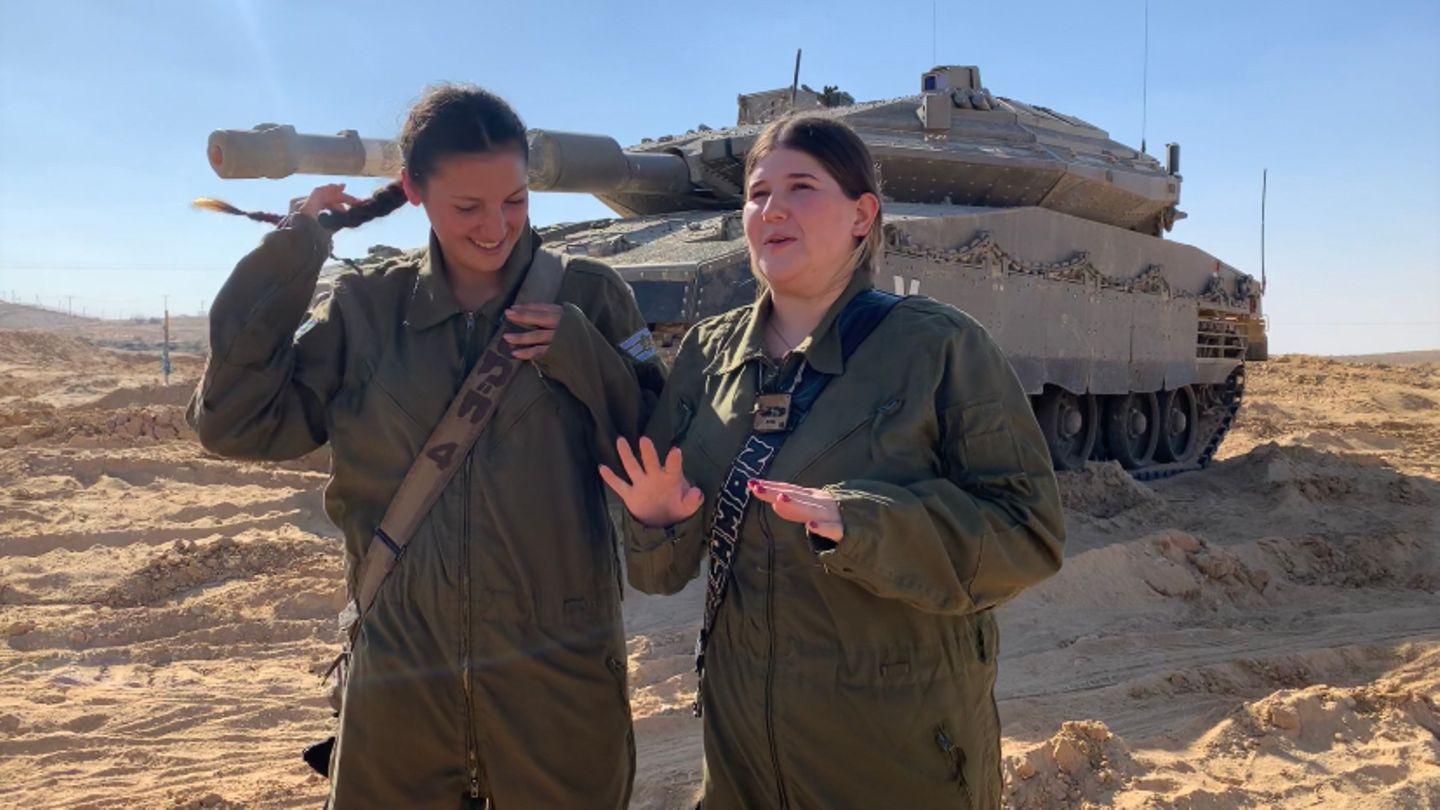 Zwei Soldatinnen der Caracal-Brigade der israelischen Streitkräfte, vor einem Panzer stehend