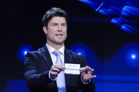 Kurz nachdem der dänsische Nationalspieler Brian Laudrup die EM-Auslosung der Schweiz begann, ging das Stöhnen los